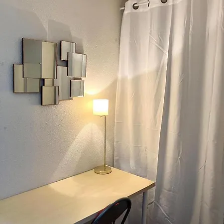2 Pieces En Etage Eleve, Centre-ville Au Calme, Petite Vue * Νίκαια