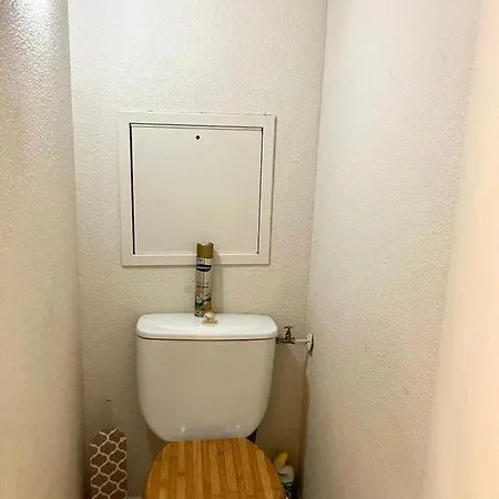 2 Pieces En Etage Eleve, Centre-ville Au Calme, Petite Vue * Νίκαια