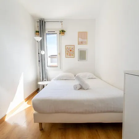 Appartement 2 Pieces En Etage Eleve, Centre-ville Au Calme, Petite Vue