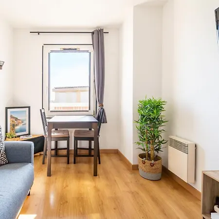 2 Pieces En Etage Eleve, Centre-ville Au Calme, Petite Vue Appartement