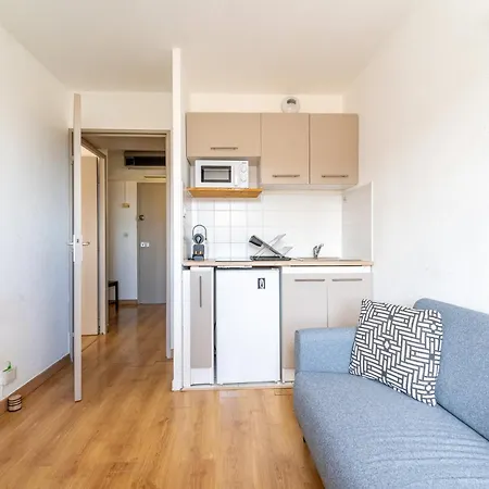 2 Pieces En Etage Eleve, Centre-ville Au Calme, Petite Vue Appartement *