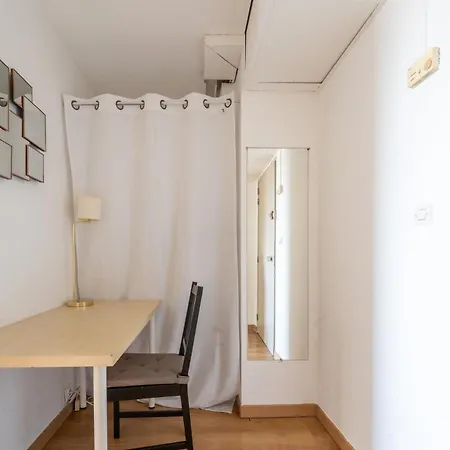 Appartement 2 Pieces En Etage Eleve, Centre-ville Au Calme, Petite Vue *